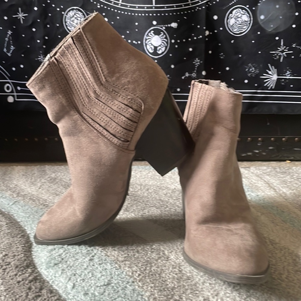 Qupid toupe/tan ankle boot 2-2.5 inch heel. Size 6/5.5